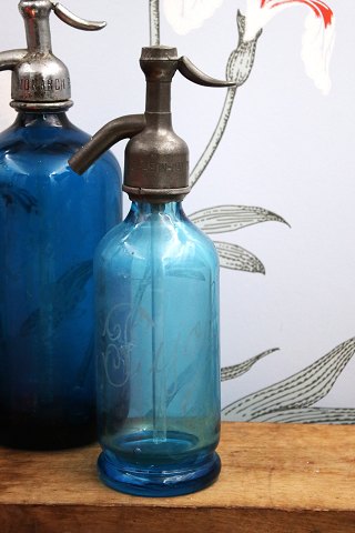 Dekorativ , sjælden fransk mini glas sifon 
fra begyndelsen af 1900 tallet i turkisblå farve... Dekorativ , sjælden fransk mini glas sifon 
fra begyndelsen af 1900 tallet i turkisblå farve...