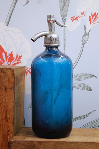 Dekorativ , gammel fransk glas sifon i blå farve med graveret skrift på siden af 
sifonen... Dekorativ , gammel fransk glas sifon i blå farve med graveret skrift på siden af 
sifonen...