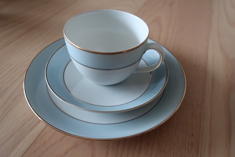 Sjældent kaffestel fra Arzberg, i alt 52 dele
Hvidt med bred lys blå kant samt 2 guldstriber
Fra Porzellanfabrik Arzberg, som blev grundlagt i 1887
18 x underkopper
13 x kopper
16 x kagetallerkener
1 x Kaffekande med låg
1 x Sukkerskål med låg
3 x