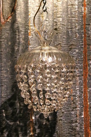 Gammel "pose" prisme loftslampe med glas skærm og kæder med diamant slebne klare 
glas prismer... Gammel "pose" prisme loftslampe med glas skærm og kæder med diamant slebne klare 
glas prismer...