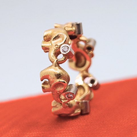 Ole Lynggaard; Elefantring i 14 kt. guld med diamanter