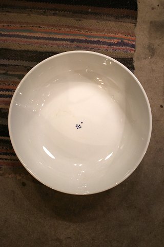 Large art bowl designed by Ursula Munck-Petersen for Royal Copenhagen. RC.578...