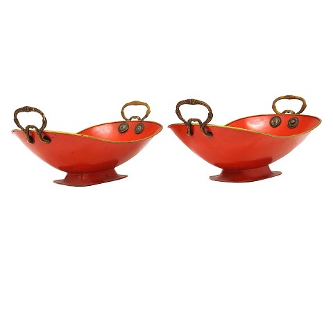 Et par brødbakker i bemalet metal. Danmark ca. år 1840. H hank: 12cm. L: 26cm