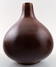 Saxbo vase af stentøj i moderne design, glasur i brune nuancer.
