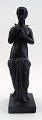 L. Hjorth, figur i sort terracotta. Modelnummer 438.
