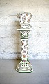 Capodimonte, Italien, Kolossal blomster piedestal i håndmalet porcelæn.