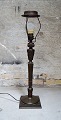 Thorvald Bindesbøll: f. København 1846, d. sst. 1908.  
Bordlampe af patineret bronce med skønvirkeornamentik i relief, opsat på 
fire-sidet fod.