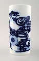 Rosenthal Studioline, Bjørn Wiinblad porcelænsvase, dekoreret i blåt med fugle.