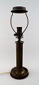 Just Andersen. Bordlampe af legeret bronze, søjleformet stamme på rund fod, 
fatning af bakelit. 
Dessin nr. 1862 LB.