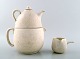 Rörstrand te-sæt i keramik af Gunnar Nylund.
Tekande i 2 dele med tilhørende flødekande.