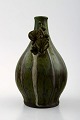 Arne Bang. Keramikvase med bladværk. 
Flot glasur i grønbrune nuancer.