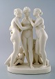 Klassisk skulptur i biscuit af "De tre gratier" på sokkel, Gustavsberg, sent 
1800-tallet.