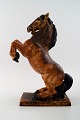Michael Andersen: rearing horse in ceramics, in different shades of brown.