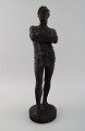 P. Ipsen/L. P. Jørgensen. Figur forestillende mand med lendeklæde, fremstillet 
af sort terracotta.