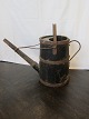 Watering can ("Dypkande")
Old watering can made of wood and iron with a 
long spout
Handle at the top and at the side
H: 49cm, Diam: 23cm, L: incl. the spout and the 
handle: 61cm