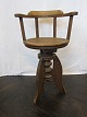 Barnefrisørstol
Antik barnefrisørstol med sæde af rørflet
Fra starten af 1900-tallet
Ældre reparation ved fødder
H: 78cm
Sæde H: 52cm, D: 38cm