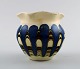Kähler, Denmark, glazed stoneware vase. 1940s.
Cow horn glaze.