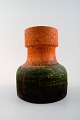 Marcello Fantoni, Italien. Keramik vase, glasur i orange og mørkegrønne toner.
