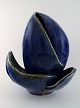 Gerda Åkesson: f. København 1909, d. 1992  Skulpturelt objekt af glaseret 
keramik.