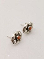 Et par jugend ørestikker 1,5 x 1,1 cm. med koral <BR>
solgt