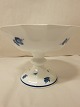 Royal Copenhagen, Blue Flower, Angular
Basin on a foot, 1. grade
Before 1923
RC-nr. 8531
H: 16cm Diam: 24cm
Please note: This basin has a blue line on the foot which makes it more rare
