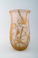 Art Nouveau Cameo vase af glas, prydet med blomsterornamentik i relief, delvist 
forgyldt, Legras St Denis.