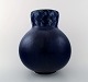 Eva Stæhr Nielsen for Saxbo, stor keramik vase i moderne design.
Smuk glasur i mørkeblå toner.