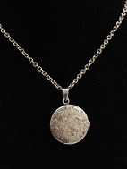 Medallion D. 2,5 cm. og kæde solgt