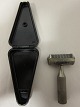 Tool for hairdressers
This tool for hairdressers comes with the 
original black bacelite box, printed "NOVO"
Please not: A little problem at the top of the 
box
L: 8cm, W: 4cm, H: 2cm
We have a large choice of old items for the 
shaving tools for hairdre