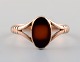 Vintage ring of 14 kt. gold, front with faceted stone.

