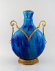 Sevres stor vase i fajance, håndmalet i turkis overglasur. Bronze montering.