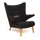 Hans J. Wegner, 1914-2007: Bamsestol betrukket med sort Hallingdal stof. 
Designet 1951