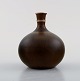 Stig Lindberg (1916-1982), Gustavsberg Studio hand, keramik miniature vase med 
smal hals.
