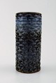 Axel Salto for Royal Copenhagen: Vase af stentøj modelleret med knopper i 
relief, dekoreret med muslingeblå glasur. Knoppet stil.
