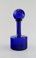 Holmegaard stor vase/flaske med låg i form af kugle, Otto Brauer. Mørkeblåt 
kunstglas.
