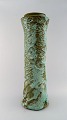 Lis Ehrenreich (f.1953). Unika, eget værksted. Kolossal vase i glaseret stentøj 
med turkis glasur på olivenfarvet bund.