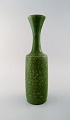 Jacob Bang (1932-2011) for Arne Bang. Stor vase af stentøj modelleret med 
cylinderformet korpus og smal munding.