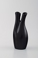 Gefle, Sverige, "Mangania" vase i sort porcelæn. 
Designet af Lillemor Mannerheim.