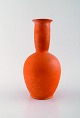 Svend Hammershøi for Kähler, HAK. Vase i glaseret stentøj.
Smuk orange uranglasur.
