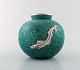 Wilhelm Kåge, Gustavsberg, kuglerund hånddrejet art deco vase i keramik 
dekoreret med fisk i sølvindlæg.
