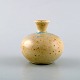 Gustavsberg Studio Hand. Miniature vase. Smuk glasur i lyse jordnuancer med 
turkise islæt. Ca. 1980.