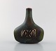 Gunnar Nylund for Rørstrand. Flaskeformet vase i glaseret keramik. Smuk glasur i 
brune og grønne nuancer.