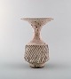 Lucie Rie (f. 1902, d. 1995, østrigsk-født britisk keramiker. Stor modernistisk 
unika vase i glaseret keramik / stentøj.