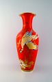 Stor Rosenthal porcelænsvase med fugl og gulddekoration. Kinesisk stil. 
1950