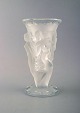 René Lalique "Bacchantes" vase i klart kunstglas dekoreret med dansende nymfer. 
1930