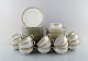 Bing & Grøndahl. Sjældent teservice i porcelæn. Komplet til 19 personer med 
tilhørende tallerkener. Modelnummer 473.