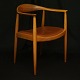 Hans J. Wegner: The Chair i mahogni, PP 503, med rødt lædersæde. Fremstillet hos 
PP Møbler