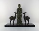 Ubekendt kunstner. Stor fransk/belgisk art deco skulptur i massiv bronze på sort 
marmorstand. Nøgen kvinde med to hjortekid. 1930/40