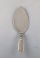 Early Georg Jensen "Cactus" serving spade in sterling silver. Dated 1915-30.
