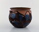 Kähler, HAK. Vase i glaseret keramik. Blå blomster på lysebrun baggrund. 
1930/40